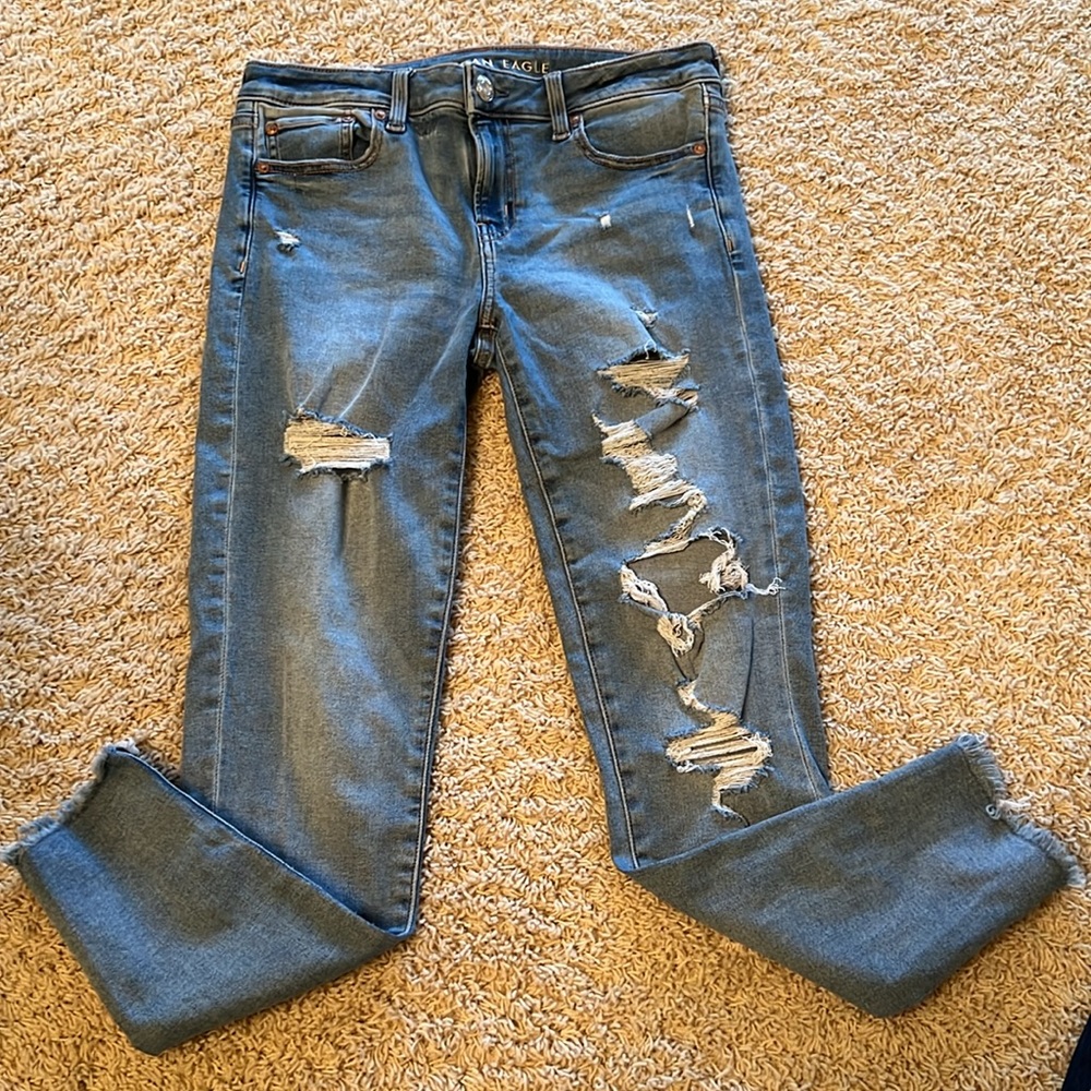 American Eagle light wash distressed jegging